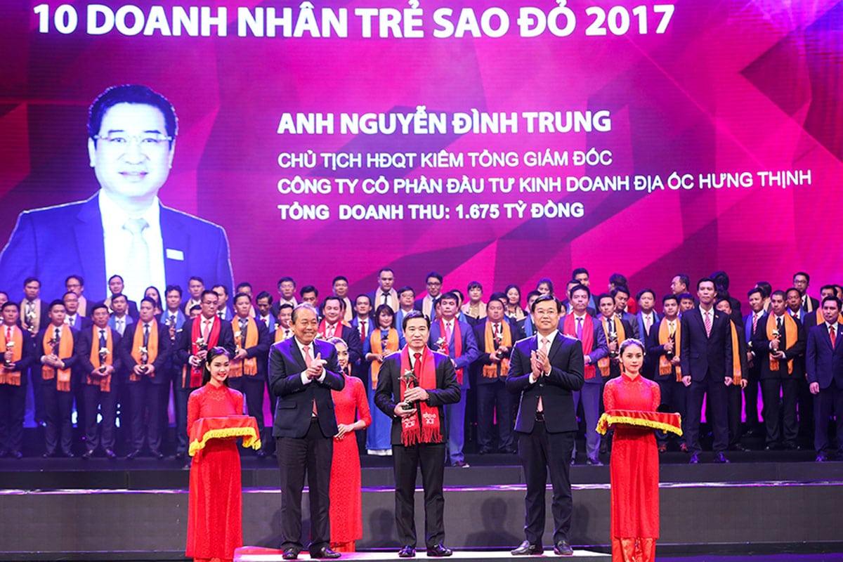 Ông Nguyễn Đình Trung – Chủ tịch HĐQT – Tổng giám đốc Hung Thinh Corp vinh dự đón nhận giải thưởng Sao Đỏ 2017